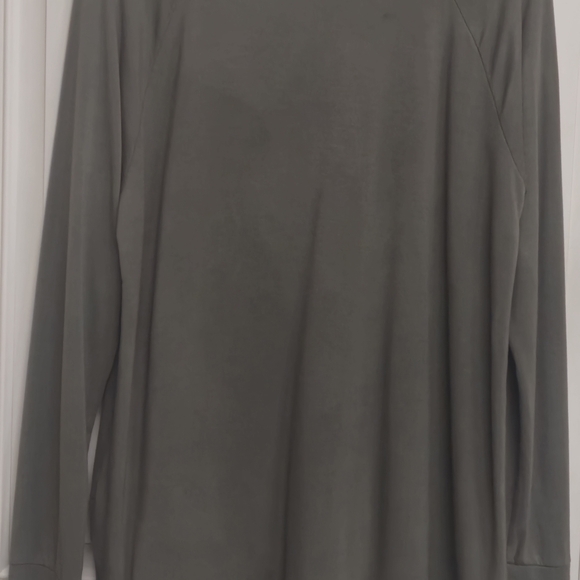 BNWOT! Women's Size Medium. Long-Sleeved Olive Green Lightweight Sweatshirt!✨️ - Picture 9 of 11